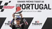 Pembalap Monster Yahama, Fabio Quartararo menjadi juara pada MotoGP Portugal yang digelar di Sirkuit Portimao, Minggu (24/4/2022). (AFP/PATRICIA DE MELO MOREIRA)