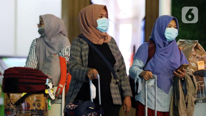 Calon penumpang pesawat menggunakan masker pelindung saat berada di Pintu Kedatangan Terminal 3 Ultimate Bandara Soekarno Hatta, Tangerang, Jumat (31/1/2020). Hal itu dilakukan sebagai antisipasi penularan dan penyebaran virus corona (2019-nCov). (Liputan6.com/Johan Tallo)