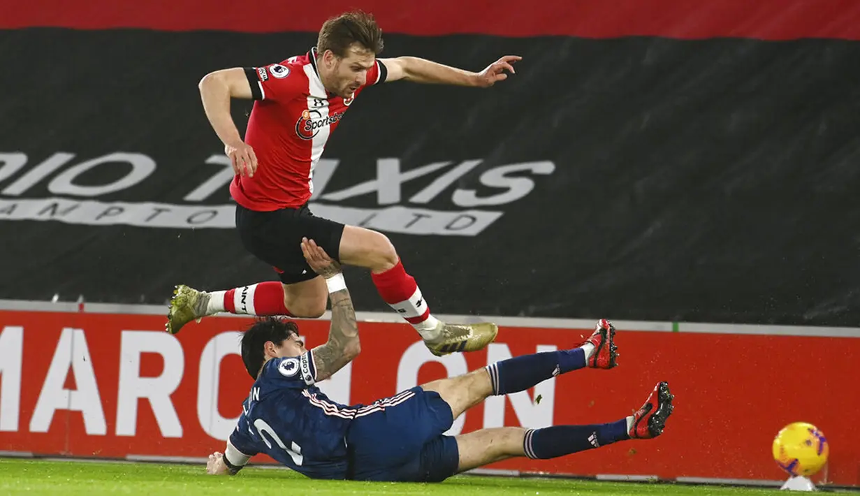 Pemain Southampton Stuart Armstrong melompati pemain Arsenal Hector Bellerin pada pertandingan Liga Inggris di Stadion St Mary, Southampton, Inggris, Selasa (26/1/2021). Arsenal menang 3-1 atas Southampton. (Andy Rain/Pool via AP)