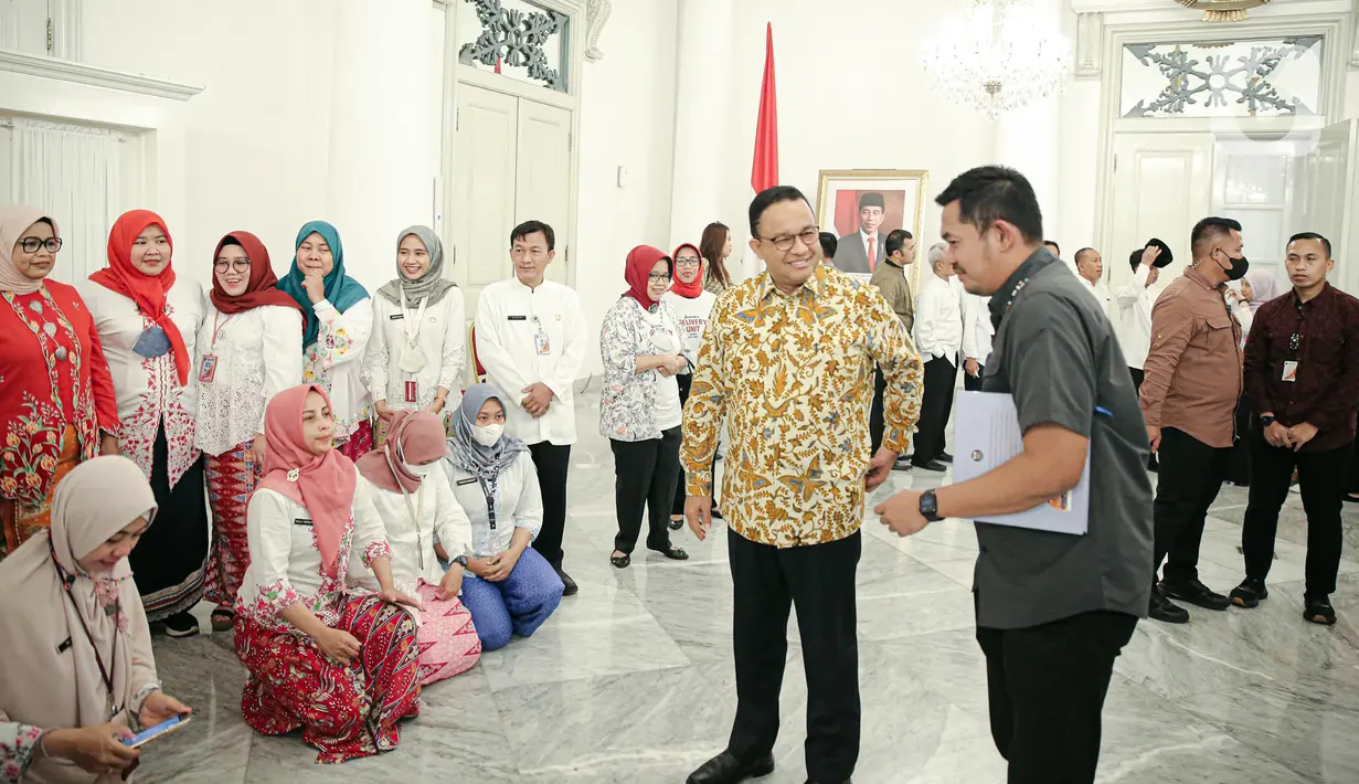 Gubernur DKI Jakarta Anies Baswedan (depan kedua kanan) menyapa para Aparatur Sipil Negara (ASN) di Balai Kota DKI Jakarta, Jumat (14/10/2022). Di hari terakhir menjabat sebagai Gubernur DKI Jakarta, Anies Baswedan menyempatkan diri untuk menyapa ASN di Balai Kota. (Liputan6.com/Faizal Fanani)