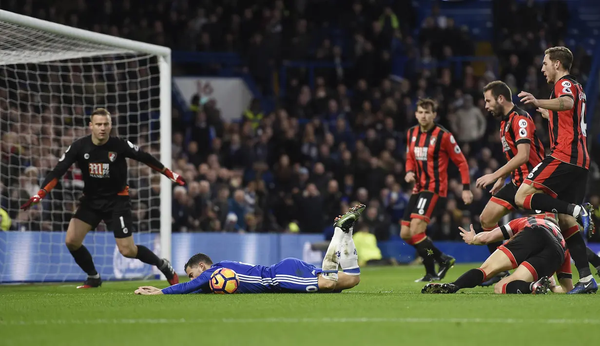 Gelandang Chelsea, Eden Hazard, dijatuhkan bek Bournemouth, Simon Francis yang membuat wasit menunjuk titik putih. Dlaam laga ini Chelsea melakukan 13 kali tekel, sedangkan Bournemouth sebanyak 11 kali. (Reuters/Tony O'Brien)