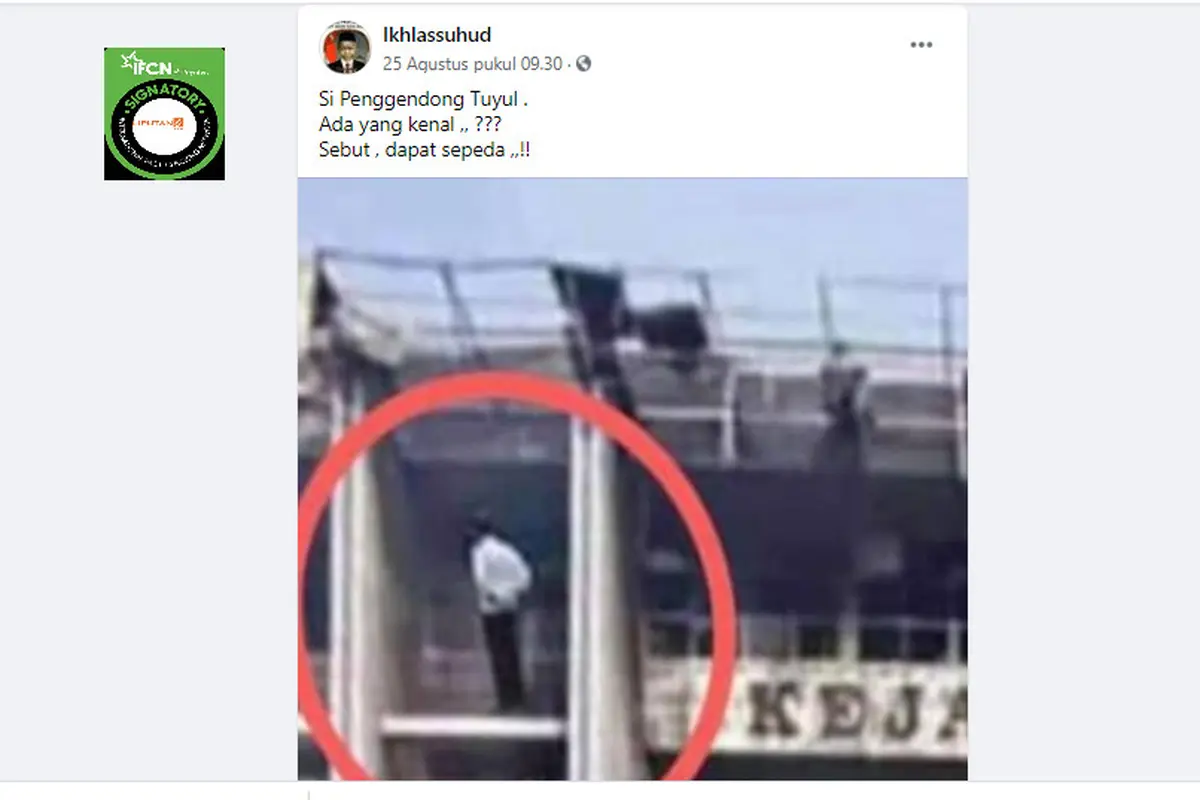 Cek Fakta Klaim Foto Orang Sedang Menggendong Tuyul di Bekas Bangunan Terbakar