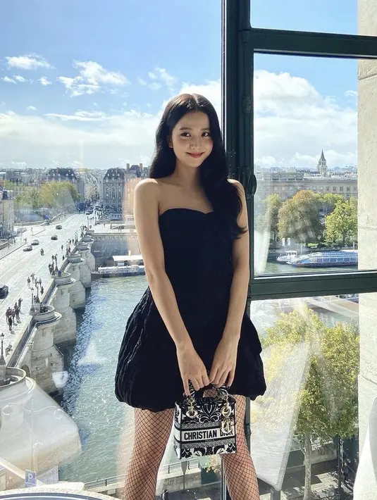 <p>Jisoo tampil cantik dengan mini dress baloon heartneck hitam. Ia pun memadukannya dengan stocking model jaring dan membawa hand bag Dior. (@sooyaaa__)</p>