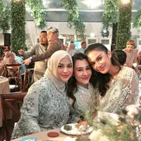 Trio bestie Azizah Salsha, Aaliyah Massaid, dan Aurel Hermansyah hadir di mitoni Shandy Purnamasari. Tampil kompak, ketiganya sama-sama terlihat flawless dengan makeup yang fresh [@aurel.hermansyah]