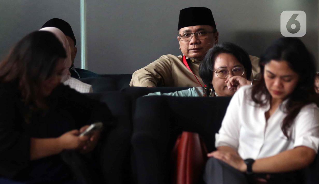 Sebelumnya, pada 9 Agustus 2025 lalu, KPK mengumumkan memulai penyidikan kasus dugaan korupsi kuota haji. Tampak dalam foto, mantan Menteri Agama, Yaqut Cholil Qoumas (kanan belakang) saat tiba untuk menjalani pemeriksaan di Gedung Merah Putih Komisi Pemberantasan Korupsi (KPK), Selasa (16/12/2025). (Liputan6.com/Helmi Fithriansyah)