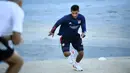Pemain Lyon Houssem Aouar berlari di tanjakan selama sesi latihan di Stadion Restelo, Lisbon, Portugal, Selasa (18/8/2020). Lyon akan menghadapi Bayern Munchen pada pertandingan semifinal Liga Champions. (Franck Fife/Pool via AP)