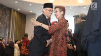 Miranda Gultom memberikan selamat kepada Wimboh Santoso usai dilantik sebagai ketua Dewan Komisioner OJK di Jakarta, Kamis (20/7). (Liputan6.com/Angga Yuniar)