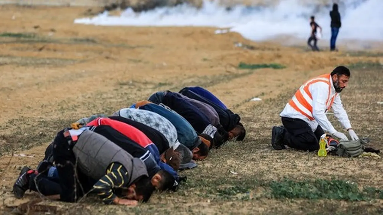 Warga Palestina terlihat melakukan salat selama bentrokan dengan tentara Israel di area dekat perbatasan dengan Israel di sebelah timur Kota Khan Younis, Jalur Gaza, pada 6 Desember 2019. (Xinhua/Yasser Qudih)