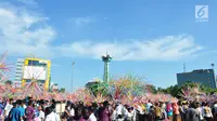 Sejumlah warga bersiap mengikuti prosesi tradisi Kirab Dugderan di Lapangan Simpang Lima Semarang, Jumat (3/5/2019). Prosesi Dugderan yang sudah berlangsung sejak 1881 di Semarang itu digelar setiap menyambut bulan suci Ramadan. (Liputan6.com/Gholib)