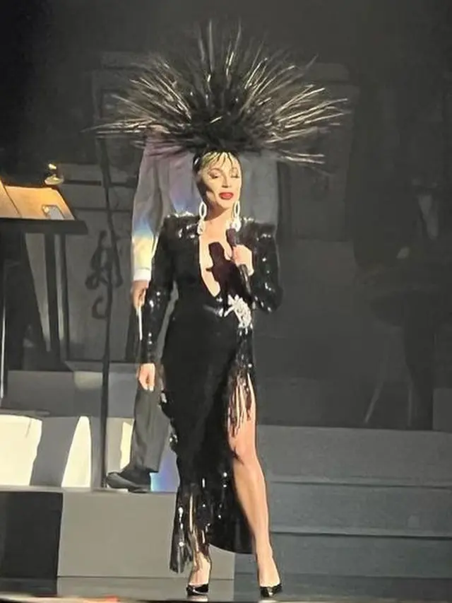 Ini bukan kali pertama Lady Gaga mengenakan aksesoris buatan Rinaldy Yunardi. Ia memilih aksesoris kepala berwarna hitam. (Foto: Instagram/@rinaldyyunardi)