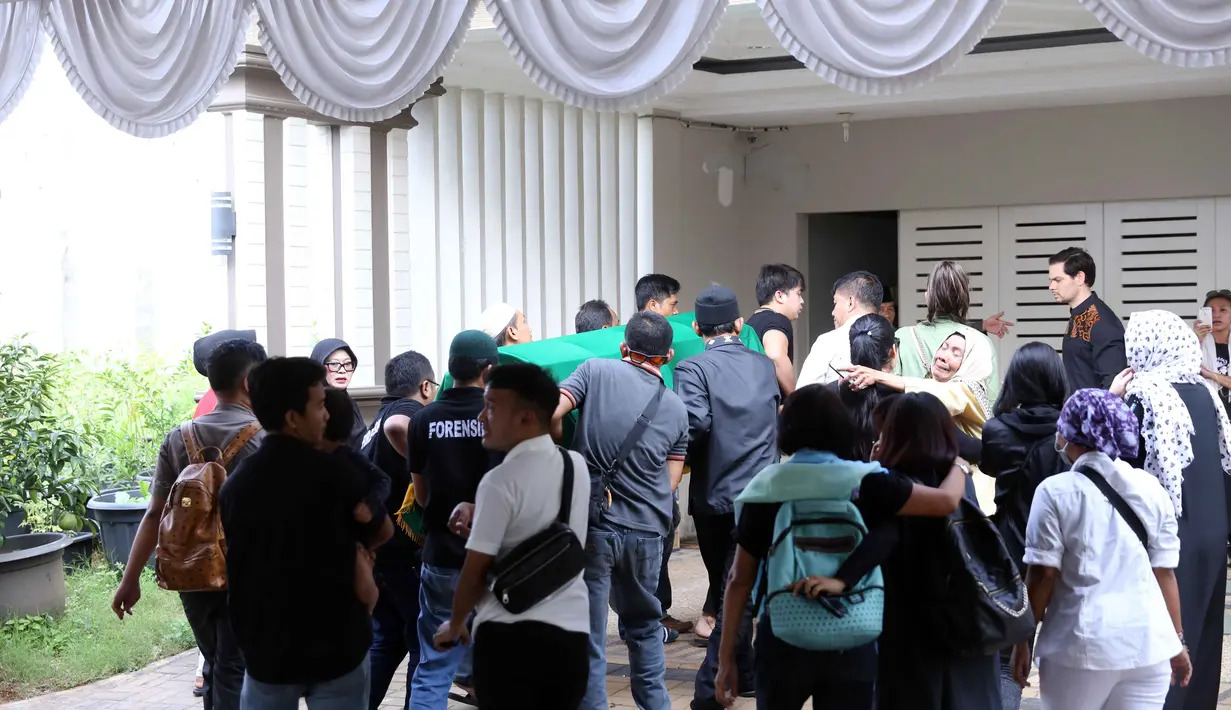Dari pengamatan di lapangan, dalam rumah duka ramai para pelayat. Dari keluarga, tetangga hingga selebriti terlihat memadati rumah duka. (Nurwahyunan/Bintang.com)