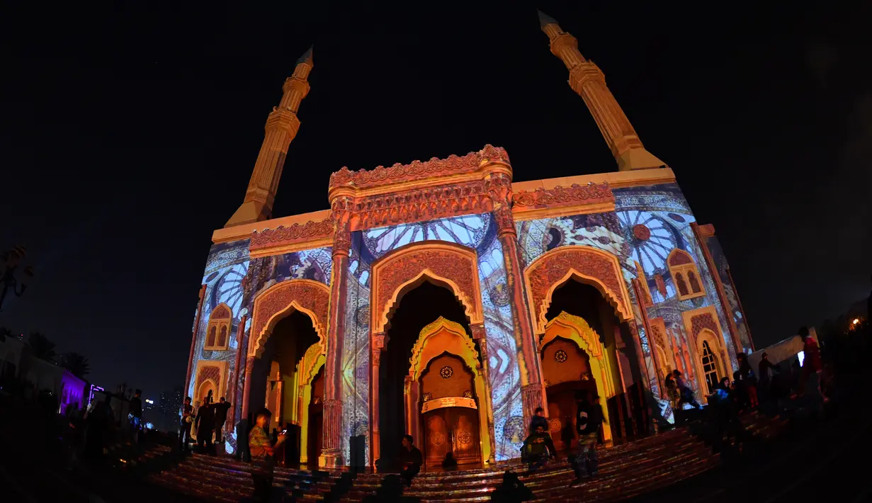 Lampu warna-warni menerangi Masjid Al-Noor selama Festival Cahaya Sharjah di Uni Emirat Arab pada 7 Februari 2020. Festival yang diselenggarakan setiap tahundan sudah memasuki tahun kesepuluh ini sukses memikat wisatawan lokal maupun asing. (Photo by GIUSEPPE CACACE / AFP)