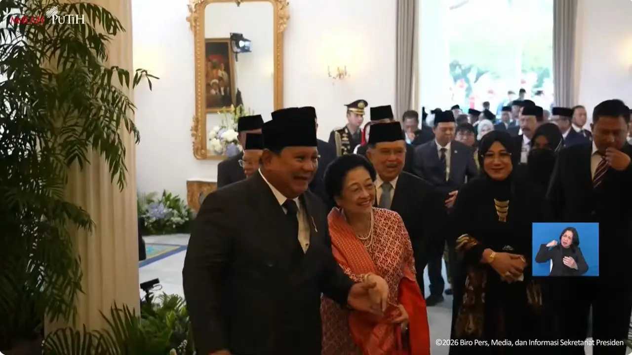 Momen Ketua Dewan Pengarah BPIP Megawati Soekarnoputri menggandeng Presiden Prabowo Subianto usai Upacara Hari Lahir Pancasila.