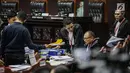 Kesibukan pihak termohon jelang sidang lanjutan sengketa Pilpres 2019 di Gedung Gedung Mahkamah Konstitusi, Jakarta, Kamis (20/6/2019). Agenda sidang kali ini adalah mendengarkan keterangan saksi dan ahli dari pihak termohon Komisi Pemilihan Umum (KPU). (Liputan6.com/Faizal Fanani)