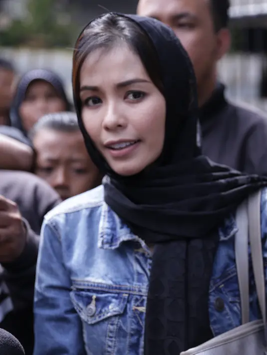 Metha bersama istri Lukman datang untuk mewakili  keluarga besar Noah yang berhalangan hadir. (Adrian Putra/Bintang.com)