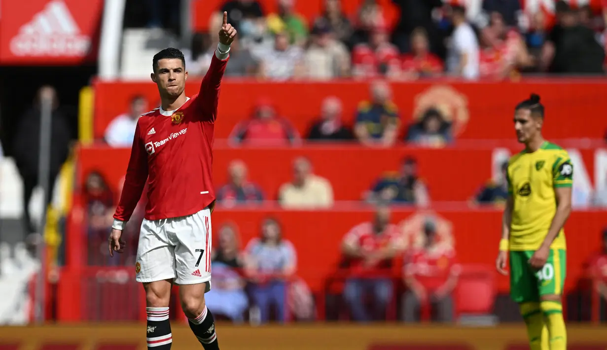 Cristiano Ronaldo yang kini tengah menjalani musim kedua bersama Al Nassr di Saudi Pro League tercatat pernah membela satu klub di Premier League, yaitu Manchester United yang dibelanya dalam dua periode, 2003/2004 hingga 2008/2009 dan 2021/2022 hingga tengah musim 2022/2023. Total bermain dalam 236 laga di Premier League, ia mampu mengoleksi 103 gol dan 39 assist, termasuk 3 kali hattrick. Hattrick terakhirnya dicetak ke gawang Norwich saat Manchester United menang 3-2 pada laga pekan ke-33 Premier League musim 2021/2022 (16/4/2022). (AFP/Paul Ellis)