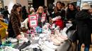 Pemburu diskon melihat sepatu selama Boxing Day di department store Selfridges, London, Kamis (26/12/2019). Boxing Day merupakan tradisi hari belanja terbesar tahunan yang diperingati setiap 26 Desember atau sehari setelah Natal dan menjadi hari libur nasional di Inggris. (Niklas HALLE'N/AFP)