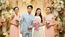 Beby Tsabina mengenakan sebuah crossing gown berwarna pink dengan desain klasik bak dewi Yunani. [Foto: Instagram/bebytsabina]