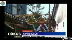 Insiden robohnya crane juga menyebabkan seorang warga mengalami luka di kepala.