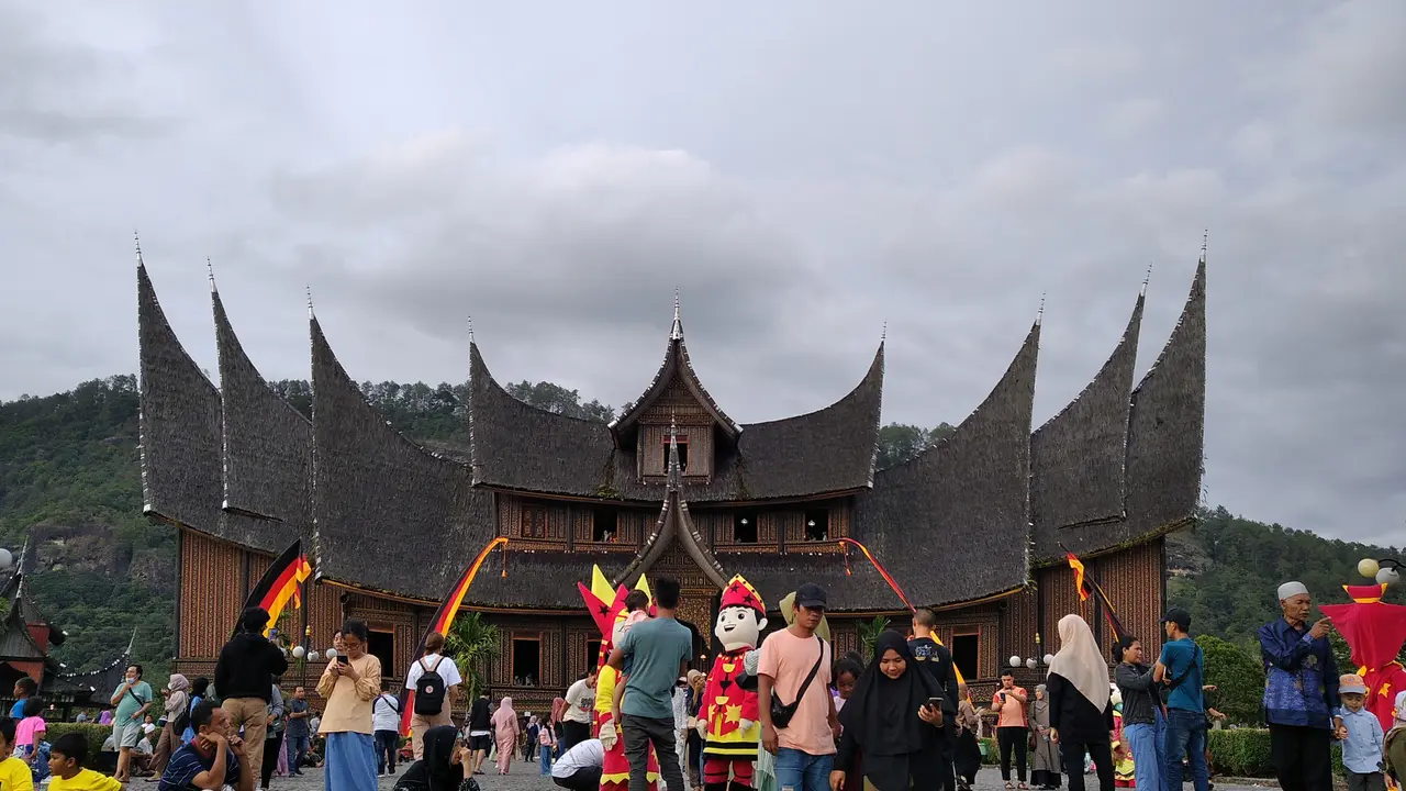Pengunjung padati wisata Istana Pagaruyung, Kabupaten Tanah Datar. (Liputan6.com/ Novia Harlina)