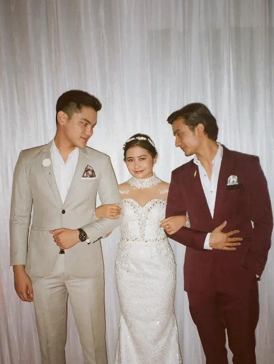 Di sini, Prilly mengenakan sebuah gaun pengantin dengan siluet mermaid bernuansa serba putih. Gaun ini memiliki detail batu-batu kristal di bagian top. Prilly terlihat menggulung rambutnya dan mengenakan headpiece untuk mempermanis tampilannya secara keseluruhan. Foto: Instagram.