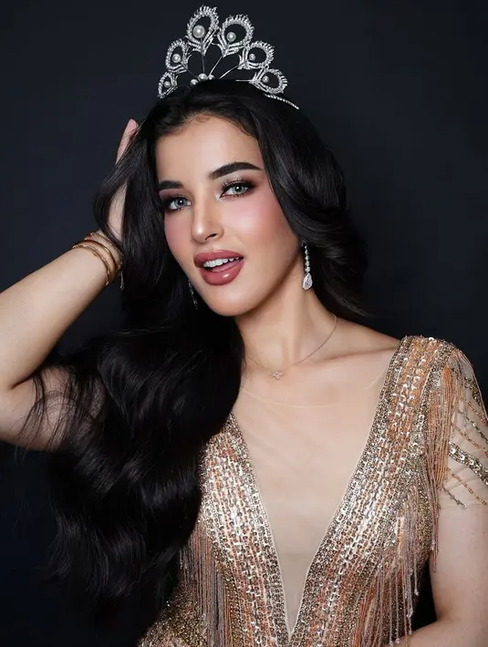 Jadi beauty content creator, Tasya Farasya tak ragu menjajal berbagai tampilan makeup. Terbaru, ibu dua anak itu tampil ala Miss Universe [@tasyafarasya]