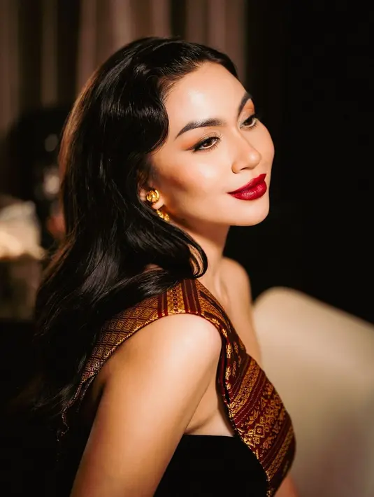 Rambut panjang Ariel Tatum ditata rapi dengan aksen sleek curly di bagian depan [@arieltatum]