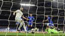 Pemain Real Madrid, Karim Benzema (kiri) mencetak gol pertama timnya ke gawang Chelsea pada laga leg pertama Liga Champions 2022/2023 di Santiago Bernabeu, Madrid, Kamis (13/04/2023) WIB. Los Blancos menang dengan skor 2-0. (AFP/Javier Soriano)