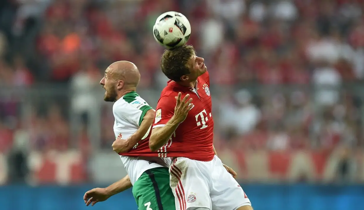 Pemain Bayern Munchen, Thomas Muller (kanan), berduel dengan pemain Werder Bremen, Luca Caldirola, dalam laga Bundesliga di Allianz Arena, Munchen, Sabtu (27/8/2016) dini hari WIB. (AFP/Christof Stache)