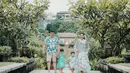 Sedangkan anak sulungnya, Sedah Mirah Nasution tak kalah cantik dengan sang ibu mengenakan dress detail ruffle warna biru.  (Instagram/garyevan).