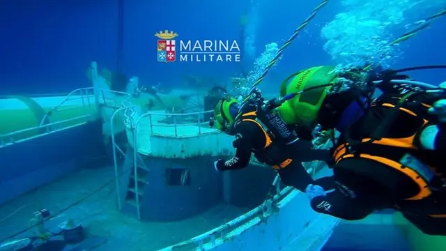 Italia Angkat Kapal Karam Berisi 800 Imigran yang Terperangkap