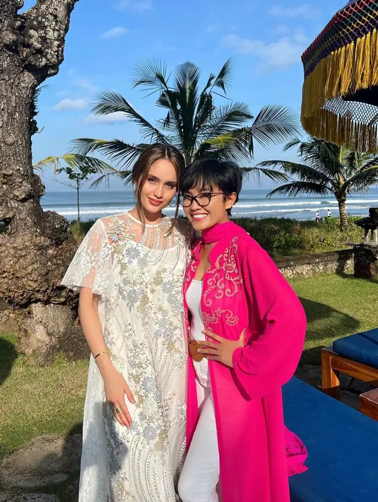 <p>Walaupun sudah berusia 59 tahun, akan tetapi Herdiana tetap terlihat cantik menawan. (Foto: Instagram/herdianak)</p>