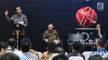 Presiden Joko Widodo (kiri) saat dialog ekonomi dengan para pelaku pasar modal di BEI, Jakarta, Selasa (4/7). Dalam dialog tersebut Jokowi meyakinkan para pelaku pasar modal akan investasi di Indonesia yang tumbuh sangat bagus. (Liputan6.com/Angga Yuniar)