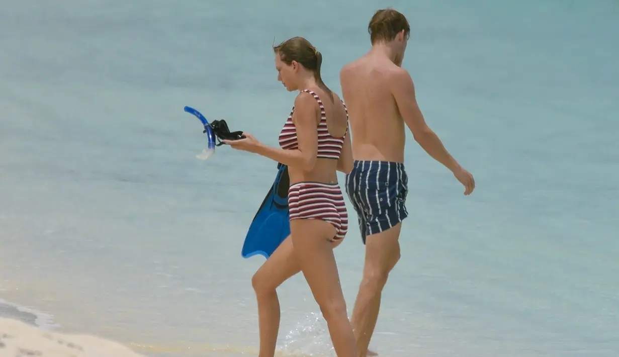 Meski demikian, ia tak melupakan hari kemerdekaan karena mengenakan bikini dengan tema bendera Amerika. (People)