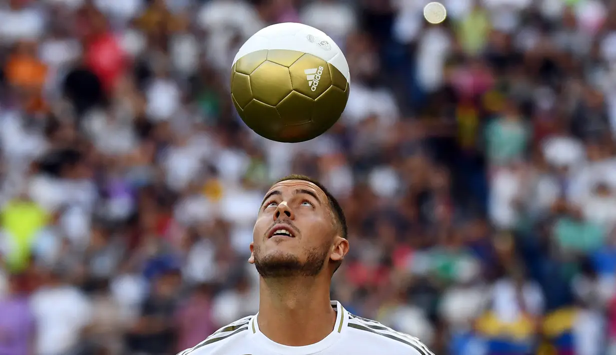 Gelandang Real Madrid, Eden Hazard, mengontrol bola saat perkenalan dirinya di Stadion Santiago Bernabeu, Madrid, Kamis (13/6). Dirinya didatangkan Madrid dari Chelsea dengan kontrak lima musim. (AFP/Gabriel Bouys)