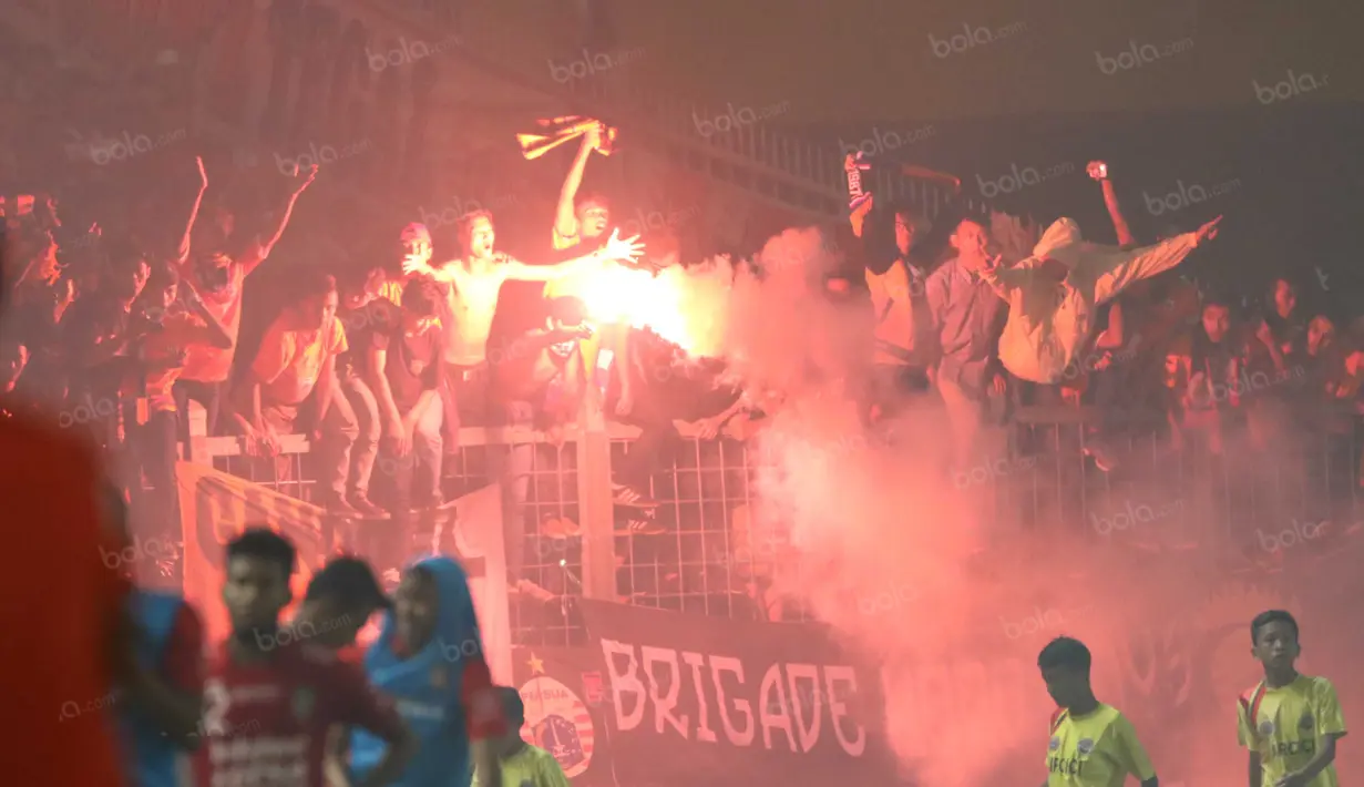 The Jakmania bernyanyi dan berjoget untuk mendukung timnya  selama pertandingan Trofeo Persija  di Stadion Utama Gelora Bung Karno, Jakarta, Sabtu (9/4/2016). (Bola.com/Nicklas Hanoatubun)