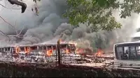 Bangkai bus transjakarta di pol Pondok Cabe ludes terbakar. (Liputan6.com/Pramita Tristiawati)