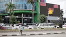 Layar reklame disegel di kawasan perempatan Harmoni, Jakarta, Selasa (29/1). 48 reklame melanggar izin telah disegel sepanjang Januari 2019. Hal tersebut melengkapi 60 reklame melanggar lainnya yang ditertibkan pada 2018. (Liputan6.com/Faizal Fanani)