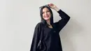 Kenakan outfit warna hitam, penampilan Yasmine Ow tampak elegen. Mulai dari kaus sampai dress, membuat Yasmine Ow makin cantik dan memesona. Dari sebelum menikah hingga kini tengah mengandung anak pertama, pesona artis kelahiran 2 Mei 2001 ini tidak luntur, sebaliknya, selalu memancarkan pesonanya. (Liputan6.com/IG/@yxsmine.ow)