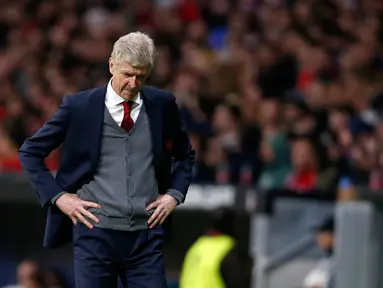 Manajer Arsenal, Arsene Wenger tertunduk lesu melihat timnya melawan Atletico Madrid pada laga leg kedua semifinal Liga Europa di Wanda Metropolitano, Kamis (3/5). Kegagalan Arsenal lolos ke final Liga Europa membuat Wenger bersedih. (AP/Francisco Seco)