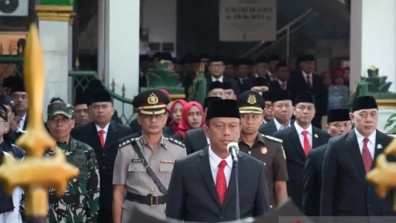Wali Kota Jakarta Timur Munjirin bersama jajaran menggelar upacara dan ziarah makam Pangeran Jayakarta.