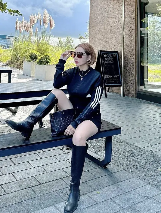 Ia juga tampil dengan jaket Adidas dipadukan short pants dan knee boots hitamnya. (@femmypermatasari)