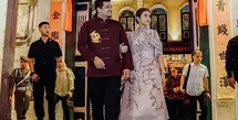 Cheongsam model dress tersebut dibuat oleh desainer Evelin Gunawijaya yang memiliki detail bordiran dengan sentuhan tradisional etnis Tionghoa. [@evelingunawan]