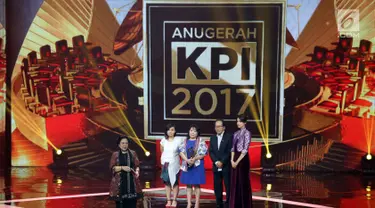 Presiden ke-5 RI Megawati Soekarnoputri memberi kata penutup dalam acara anugerah KPI 2017 di Studio 6 Emtek, Jakarta, Sabtu (28/10). Acara ini dihadiri perwakilan dari petinggi stasiun televisi, serta Mendikbud Muhadjir Effendy (Liputan6.com/Johan Tallo)