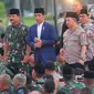 Presiden Joko Widodo bersama Panglima TNI Marsekal Hadi Tjahjanto dan Kapolri Jenderal Tito Karnavian tiba menghadiri buka puasa bersama dengan Keluarga Besar TNI - Polri dan Masyarakat di Lapangan Monas, Jakarta, Kamis (16/5). (Liputan6.com/Angga Yuniar)