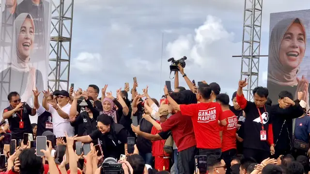 Istri Ganjar Pranowo, Siti Atikoh menyapa dan melakukan Senam Ceria di kawasan Pohon Kasih Megamas bersama ribuan masyarakat Manado, Rabu (17/1/2024).