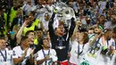 Penjaga gawang Real Madrid, Keylor Navas mengangkat tropi Liga Champions, Stadion San Siro, Milan, Minggu (29/5). Aksi ciamik Navas mengantarkan Madrid meraih gelar 'La Undecima'. (Reuters / Kai Pfaffenbach)
