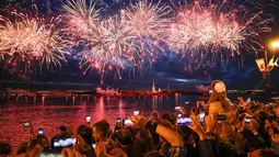 Kembang api menghiasi langit saat White Nights Festival di St.Petersburg, Rusia (24/6). Pada puncak acara, sebuah kapal besar dengan layar merah menyala menyusuri Sungai Neva dengan diiringi pertunjukan kembang api yang spektakuler. (AP/Dmitri Lovetsky)