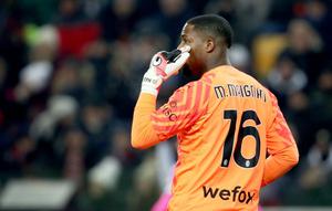 Kiper AC Milan, Mike Maignan, menjadi korban rasisme saat timnya bersua Udinese pada laga pekan ke-21 Serie A di&nbsp;Bluenergy Stadium, Udine, Minggu (21/1/2024) dini hari WIB. (AFP/Gabriele MENIS/ANSA)