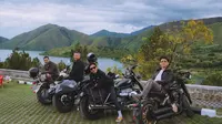 6 Potret Raffi Ahmad, Gading Marten, Desta dan Ariel Noah di Danau Toba, Pose di Kapal Hingga Naik Moge